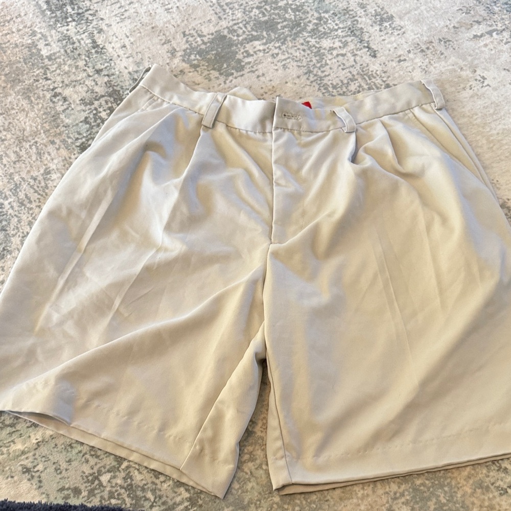 😀 Izod Men's Cream Flat Front Shorts - Picture 1 of 2